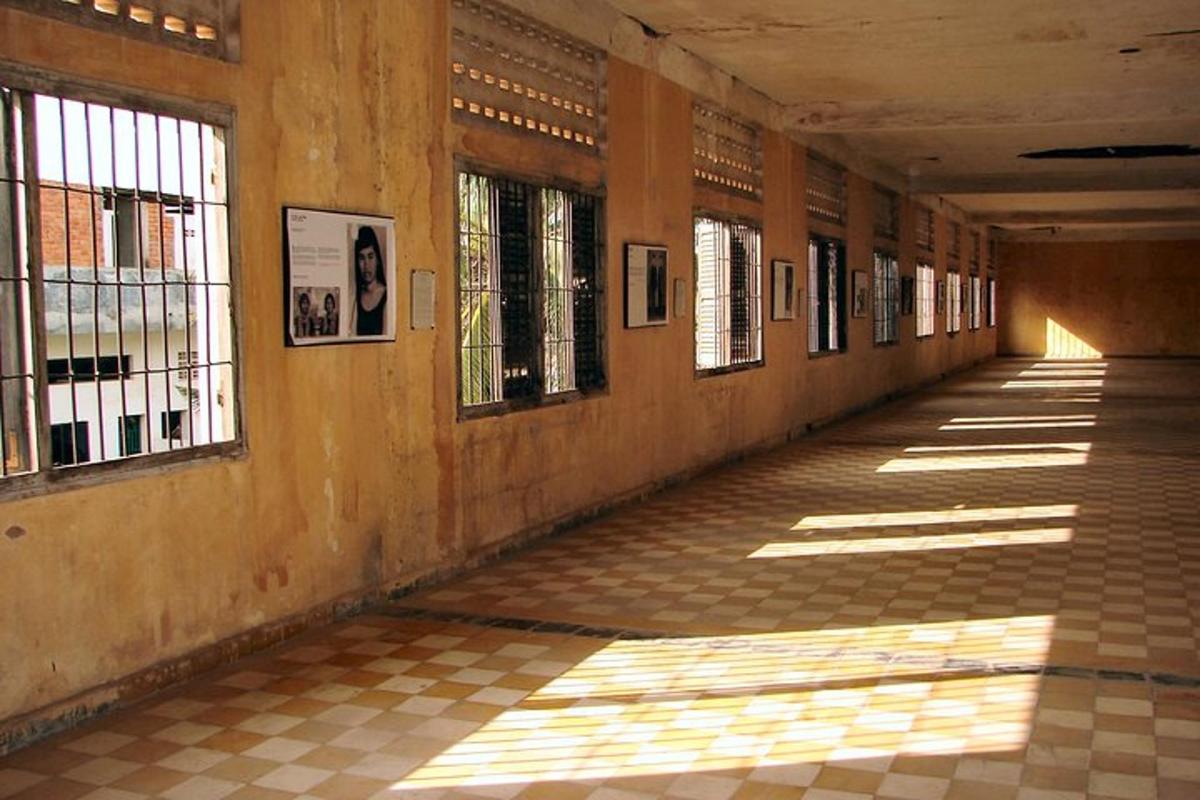 un couloir vide d'un vieux bâtiment avec des fenêtres
