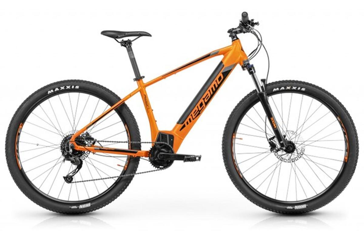Auf weißem Hintergrund ist ein orangefarbenes Fahrrad zu sehen