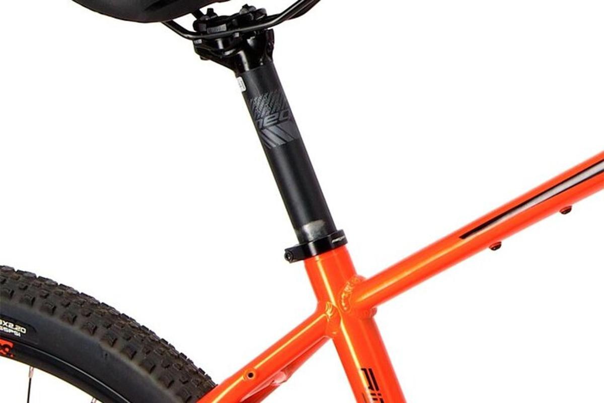 ein orangefarbenes Fahrrad mit einem Reifen darauf