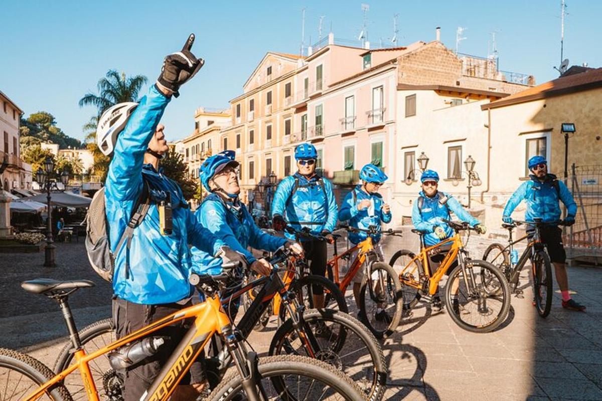 un gruppo di persone con le biciclette su una strada