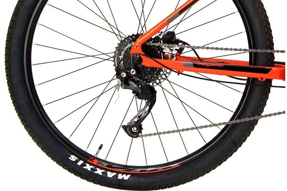 ein Rad eines Fahrrads mit einer orangefarbenen Felge