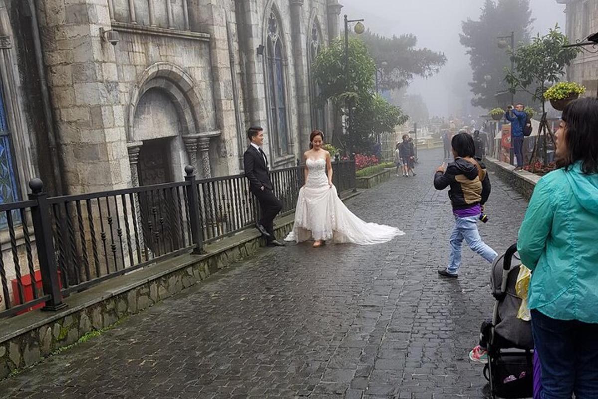 nevěsta a ženich jdoucí po ulici vedle budovy