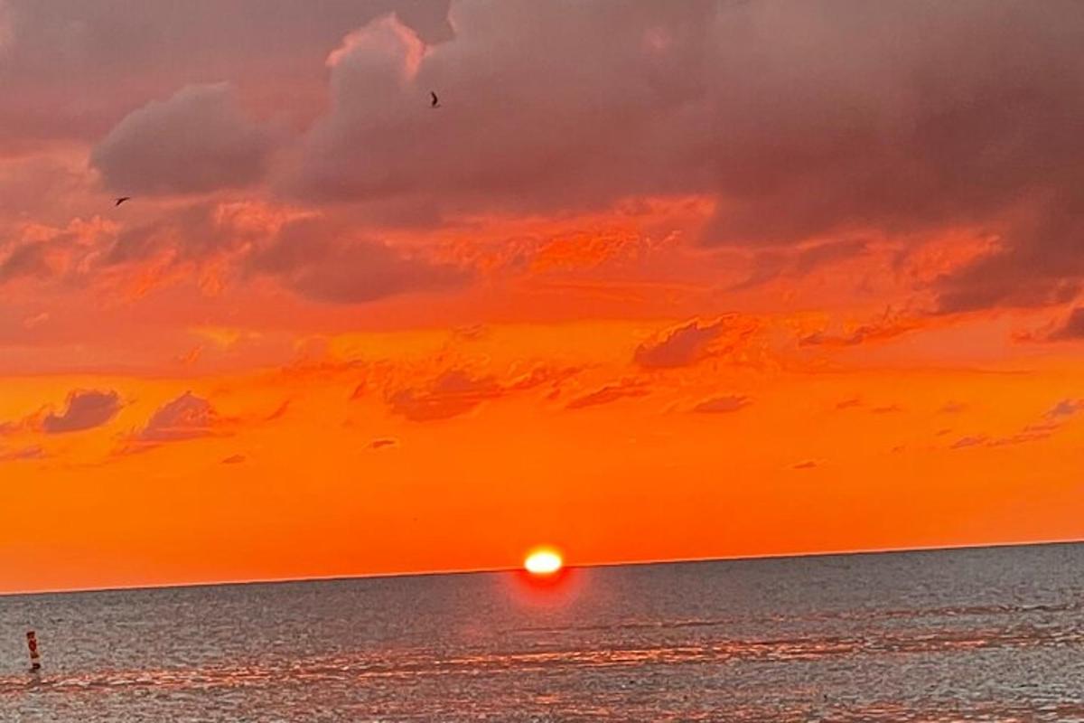 夕阳西下，海上的落日