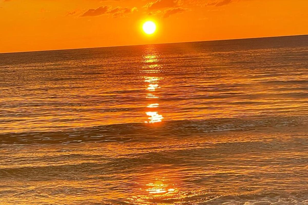 夕阳西下，海上的落日