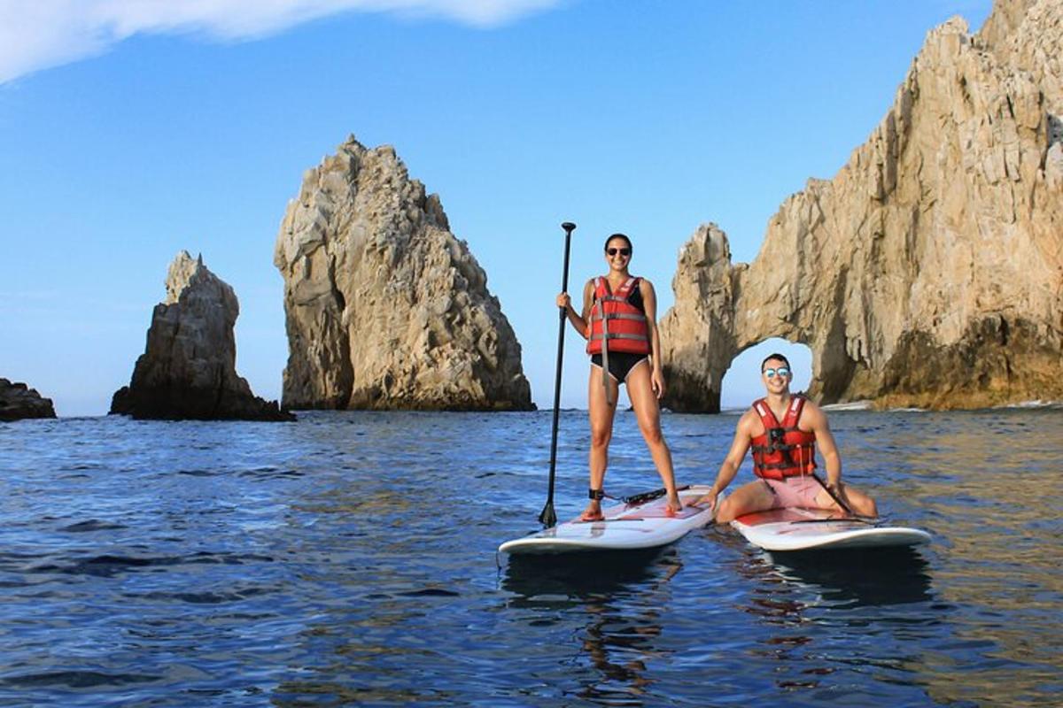 muž a žena na paddleboardech ve vodě