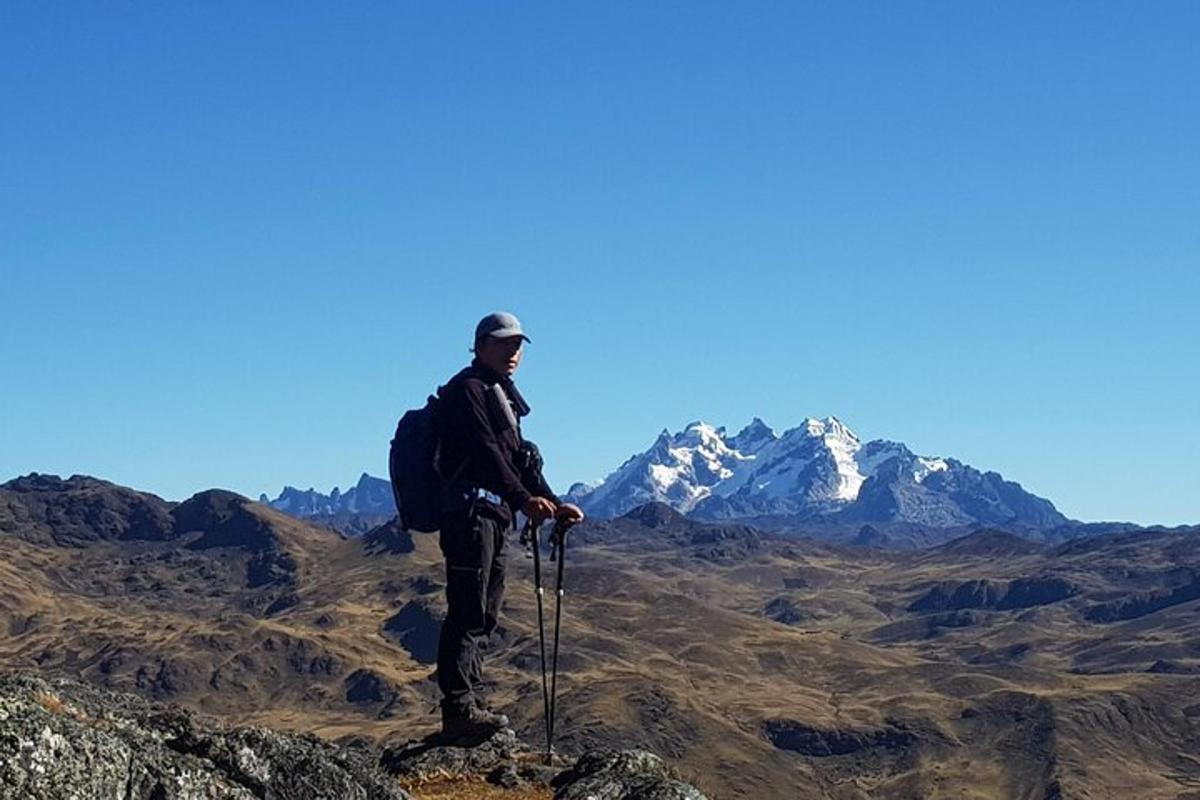 ein Mann, der auf einem Berggipfel steht