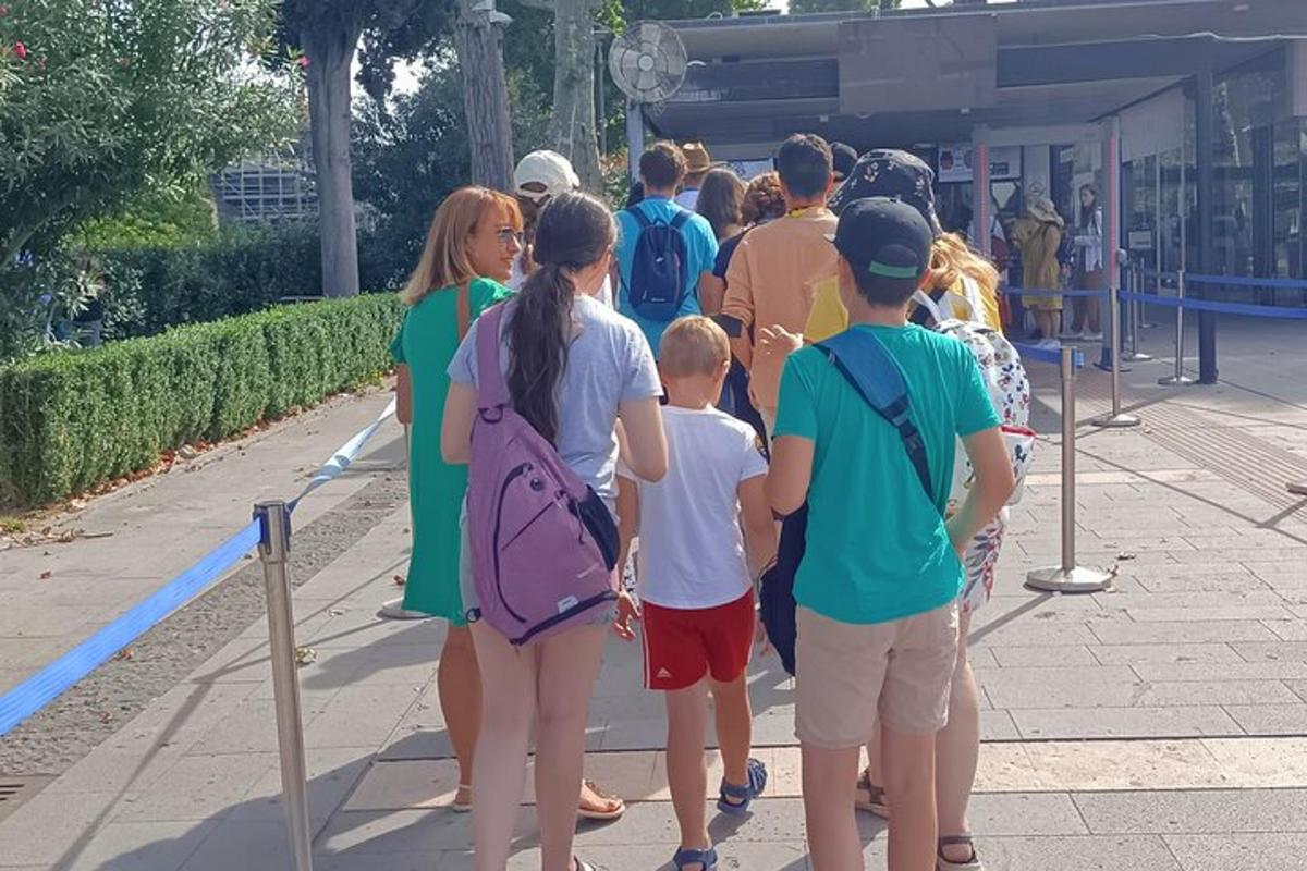 skupina lidí čekajících na nástup do autobusu
