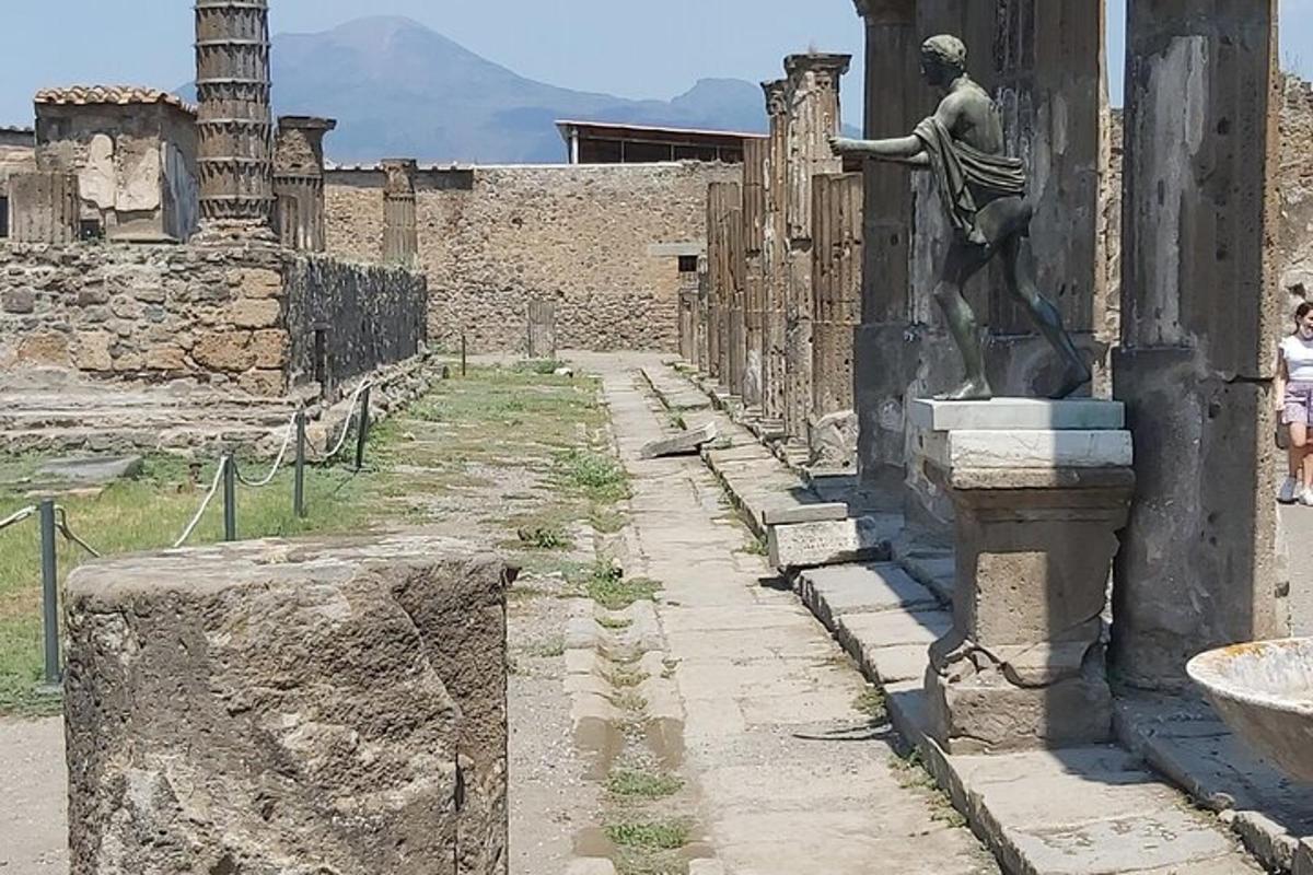 uma estátua de um homem na lateral de um prédio