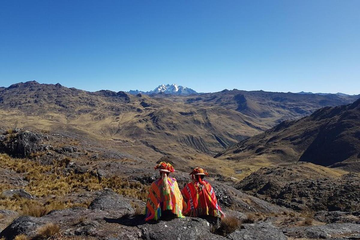zwei Menschen sitzen auf einem Berggipfel