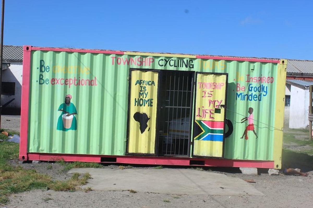 egy oldalán graffitivel díszített konténer