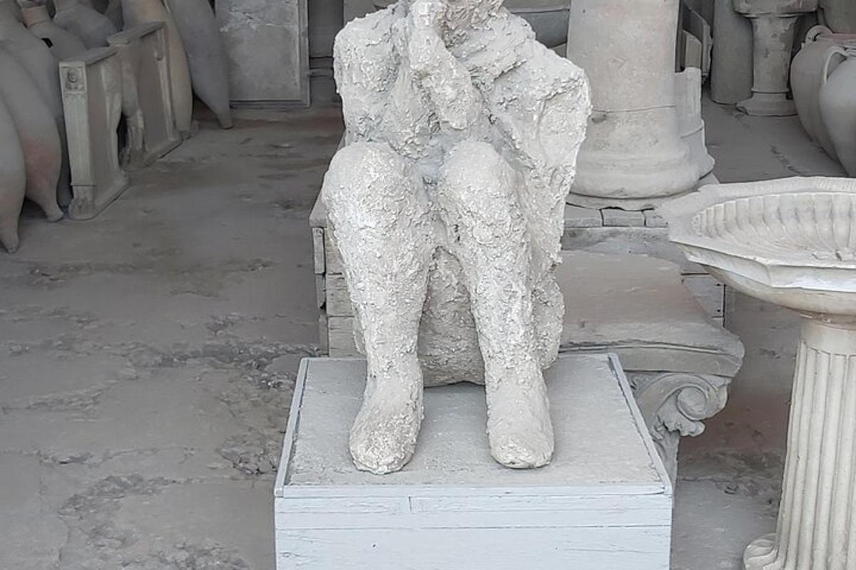 uma estátua de um cachorro sentado em um banco