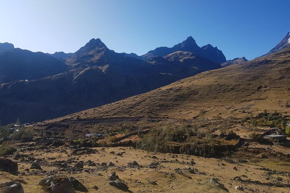 ein Blick auf einen Berg mit Bergen im Hintergrund