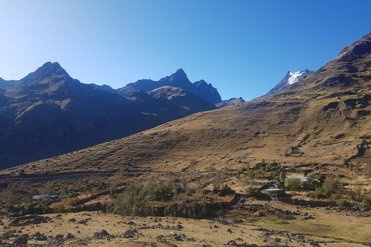 ein Blick auf eine Bergkette mit Bergen im Hintergrund