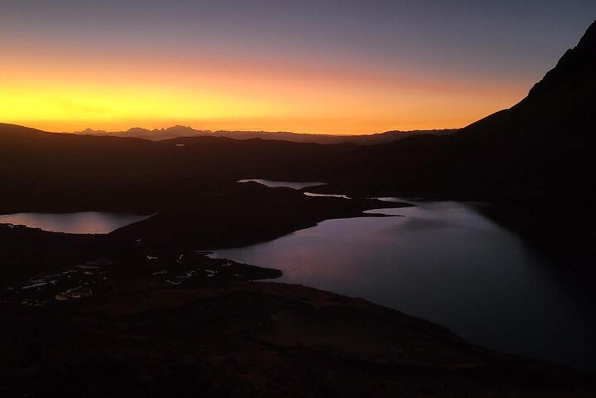 pogled na jezero ob sončnem zahodu v gorah