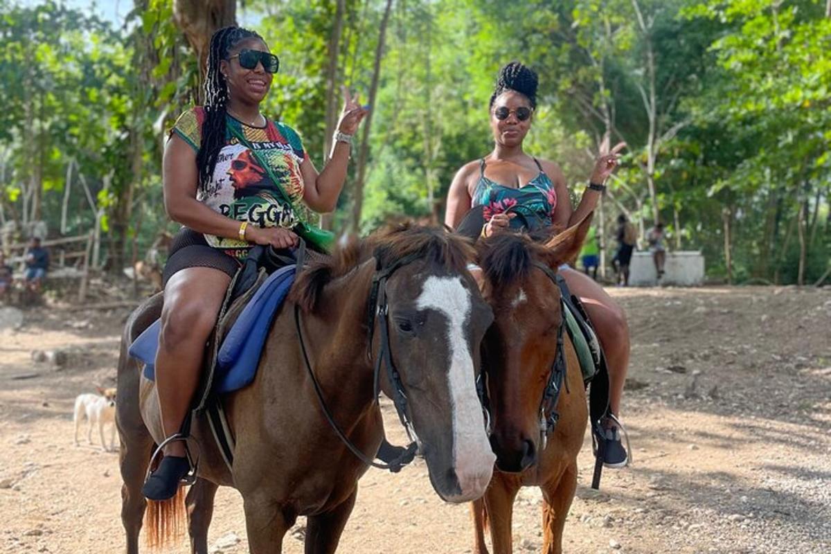 due donne stanno cavalcando un cavallo