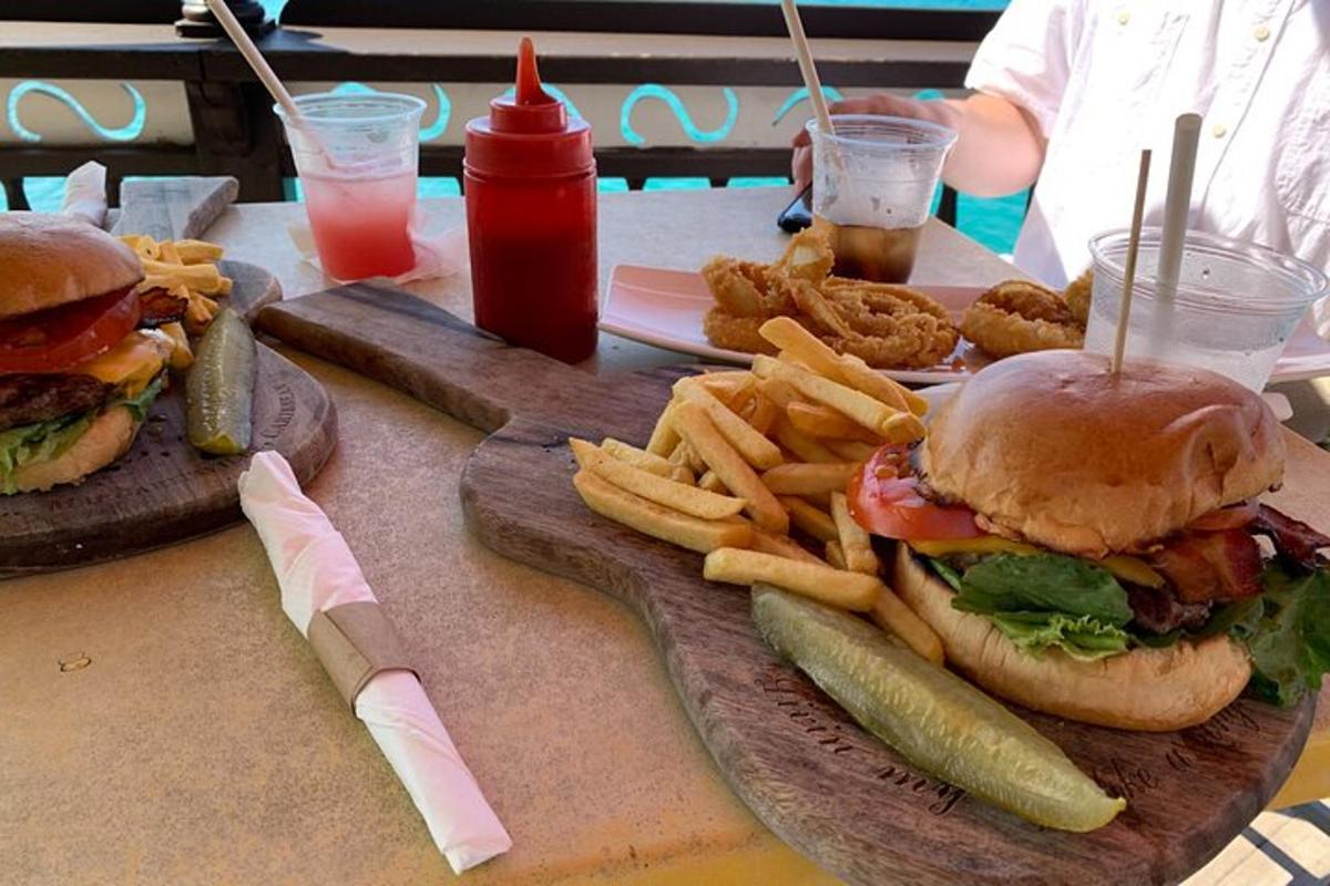 miza s hamburgerjem in pomfrijem