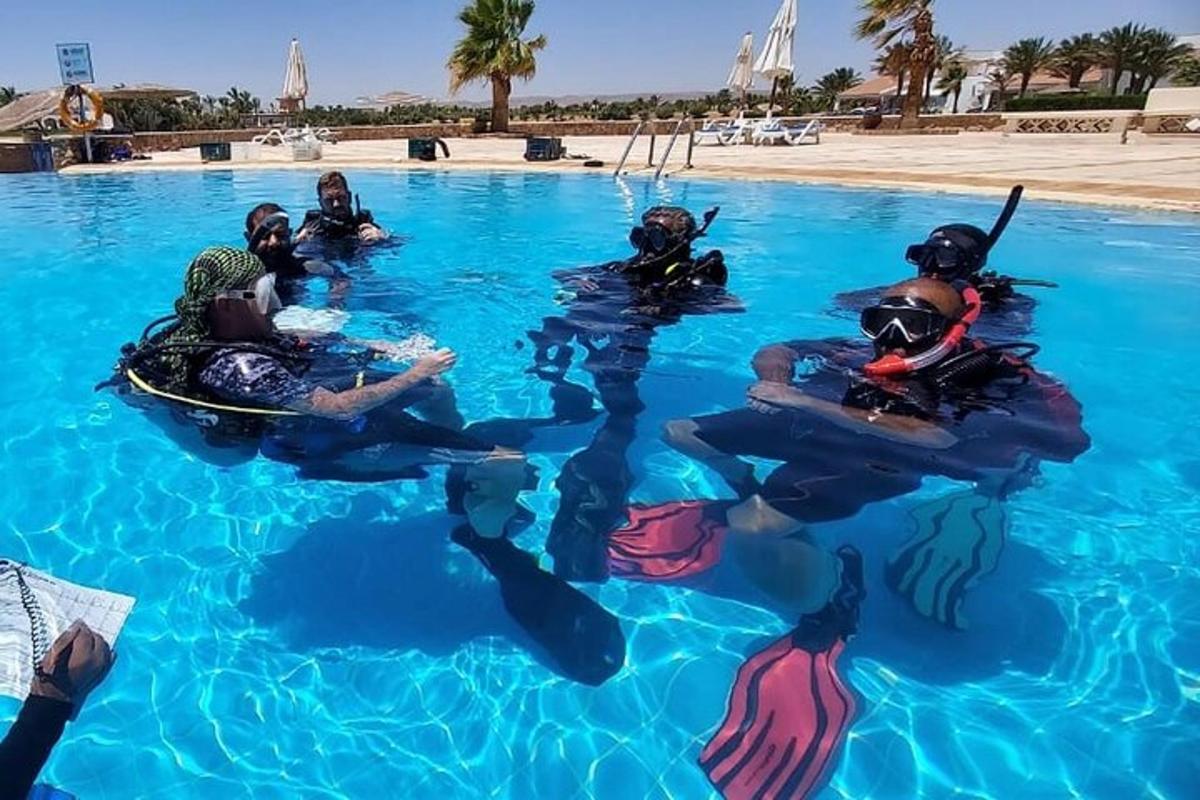 un grupo de personas en el agua