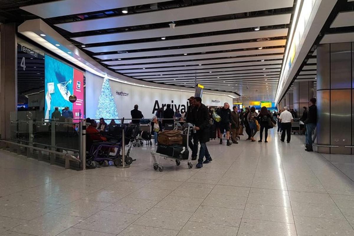 un grup de oameni care se plimbă printr-un aeroport