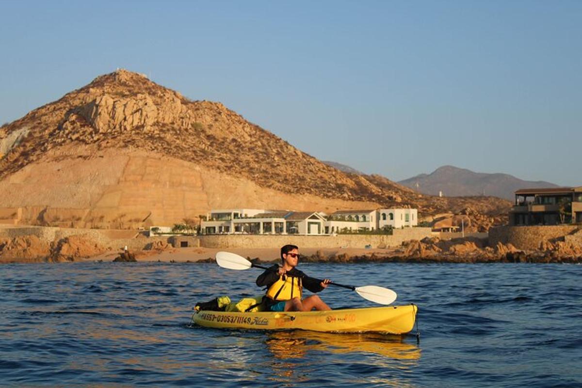 un homme dans un kayak jaune dans l'eau