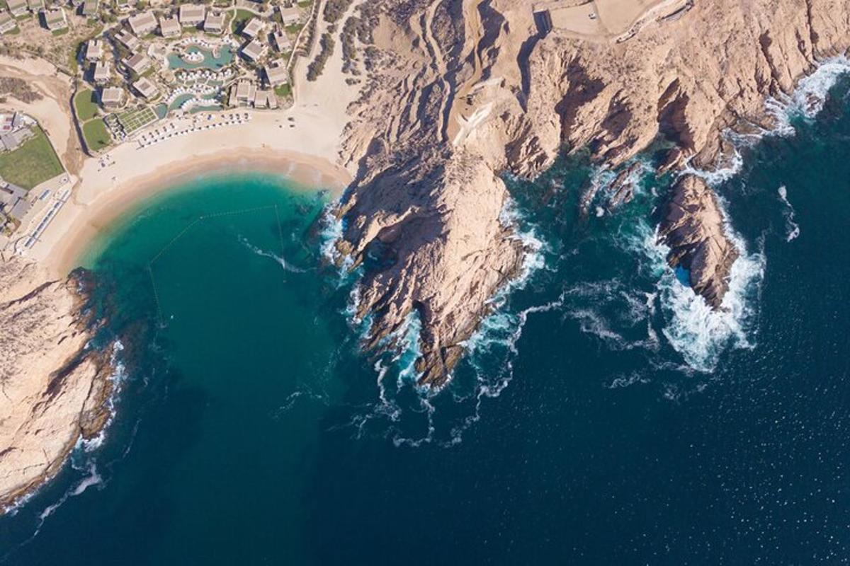 una vista aèria d'una platja i l'oceà