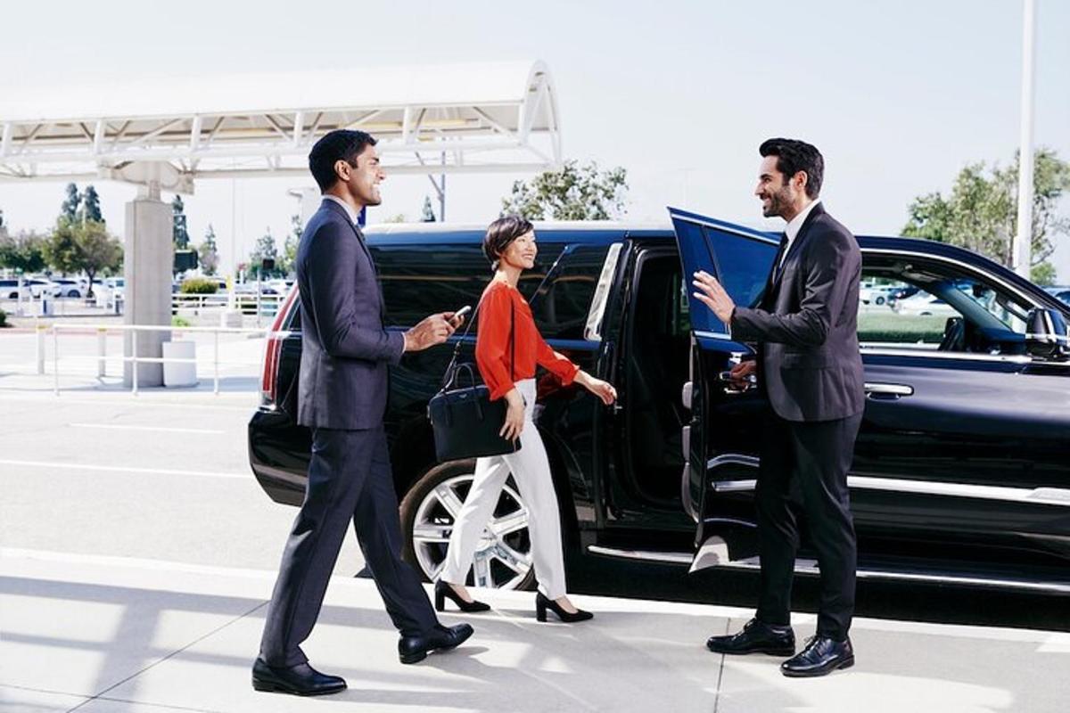 hai người đàn ông và một người phụ nữ lên xe