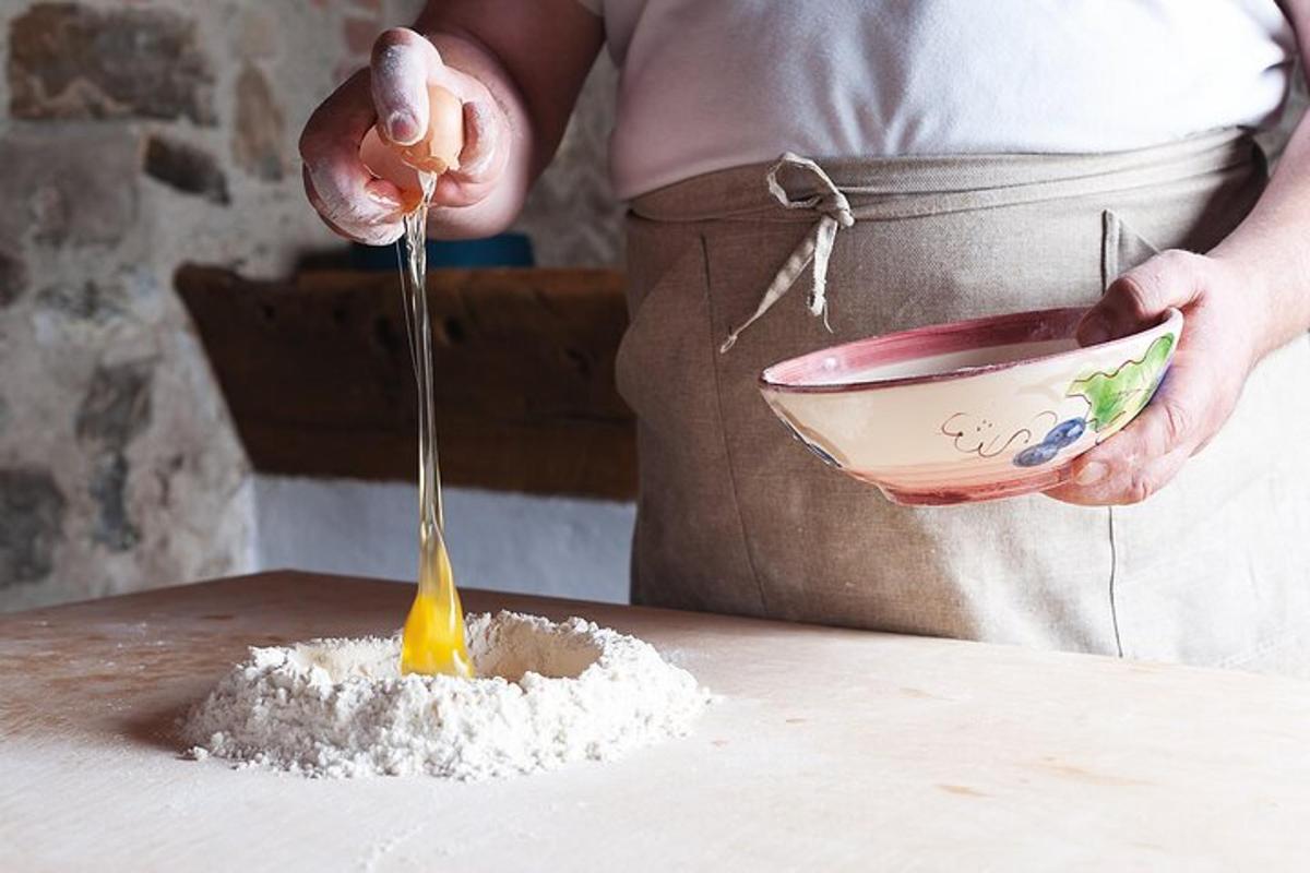 una persona sta mescolando gli ingredienti in una ciotola con un cucchiaio