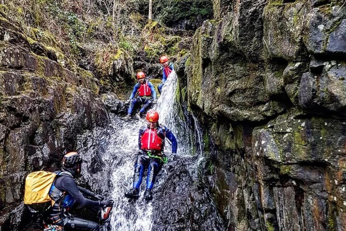 un gruppo di persone in mountain bike su una cascata