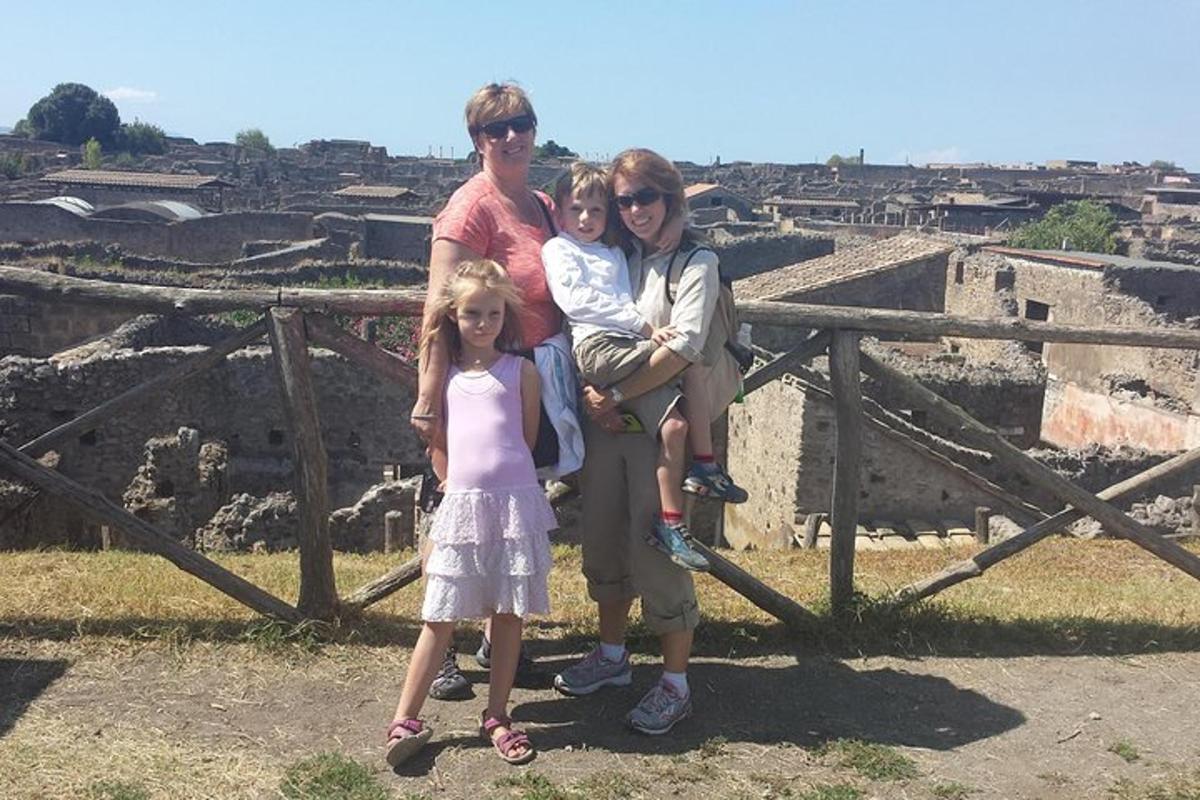 en familie som poserer for et bilde ved ruinene