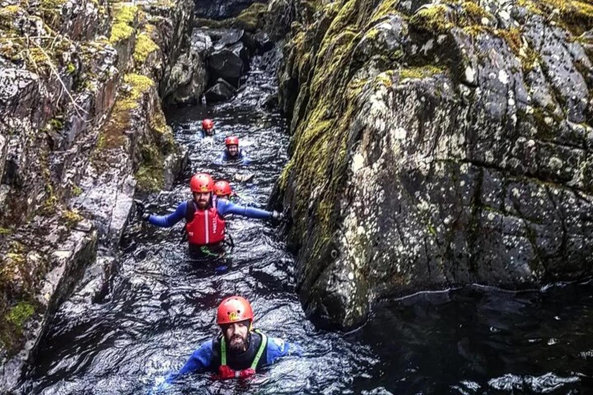 un gruppo di persone in acqua su un fiume