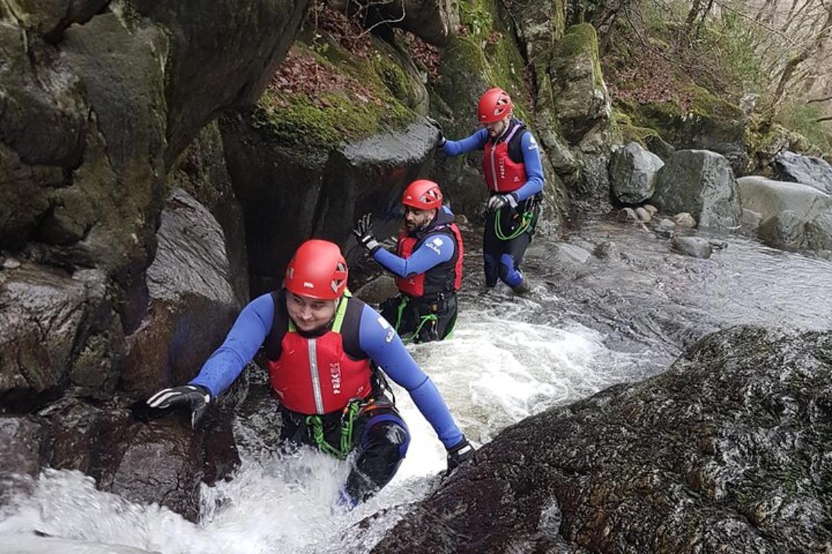 un grupo de personas en el agua de un río