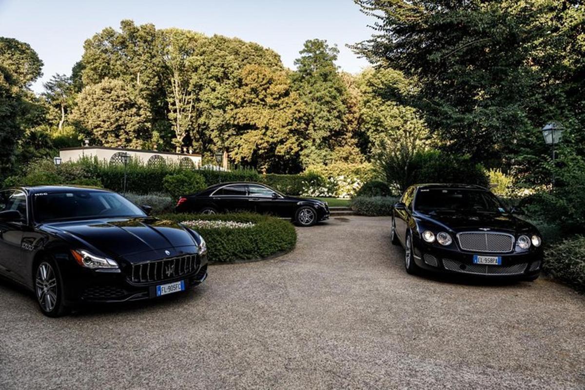 due auto nere di lusso parcheggiate in un vialetto