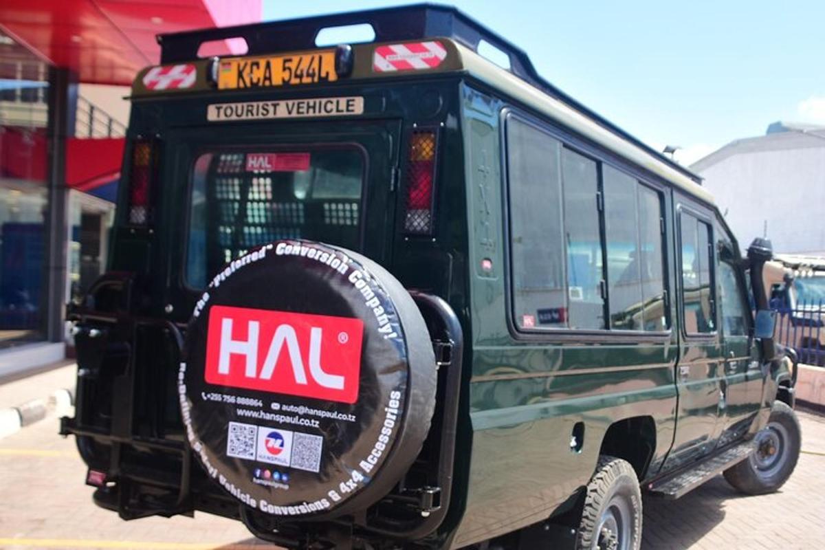 un autobuz verde cu un semn HJC în față