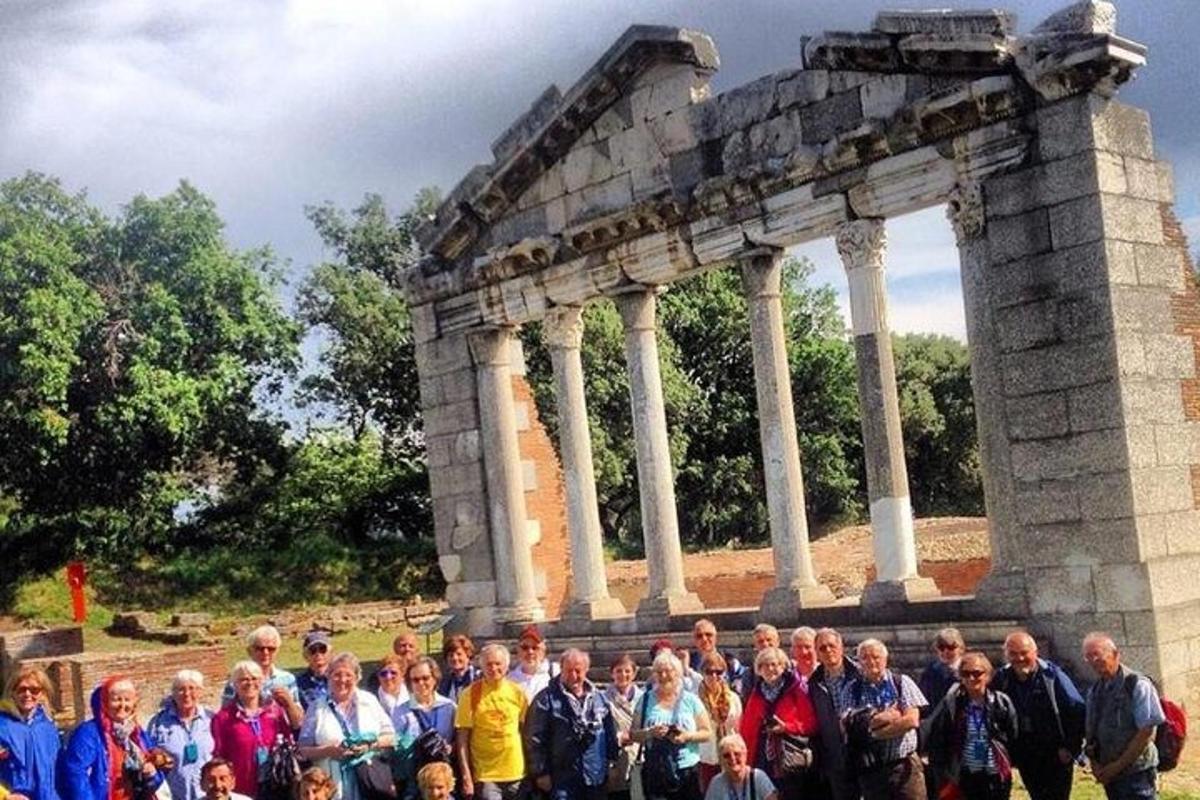 grupp inimesi, kes seisavad monumendi ees