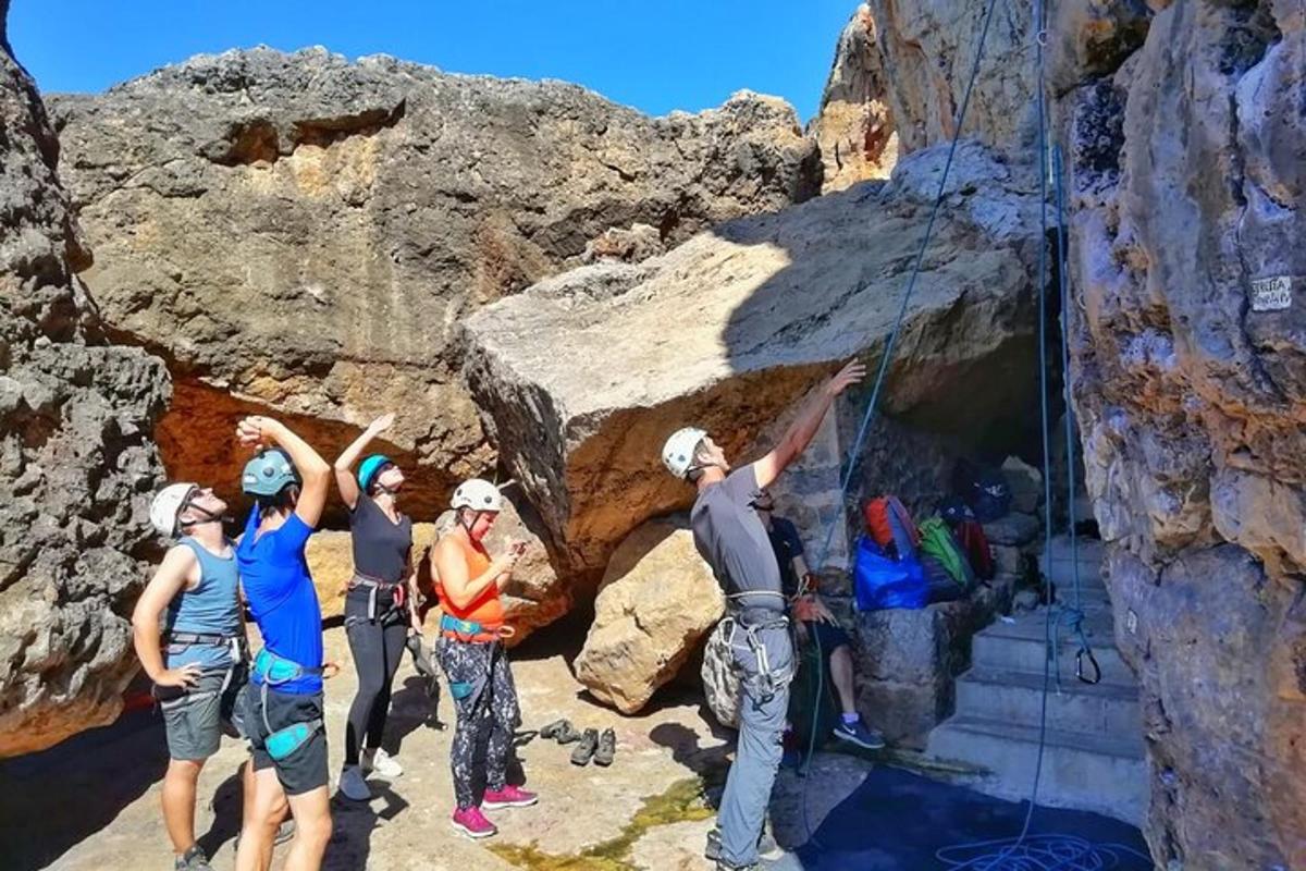 un gruppo di persone su una formazione rocciosa