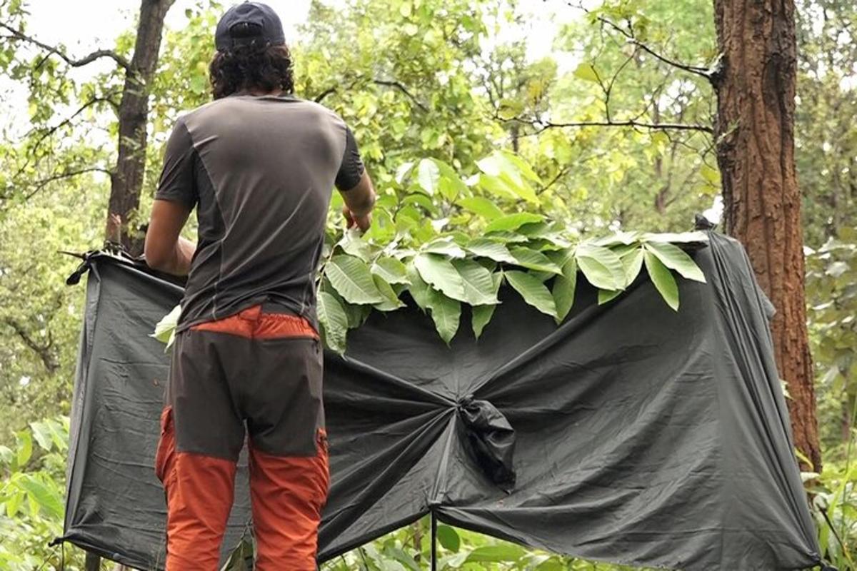 seorang lelaki berdiri di hadapan khemah hitam