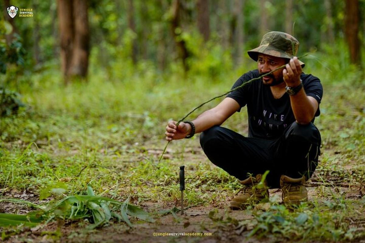 seorang lelaki dengan busur dan anak panah di dalam hutan