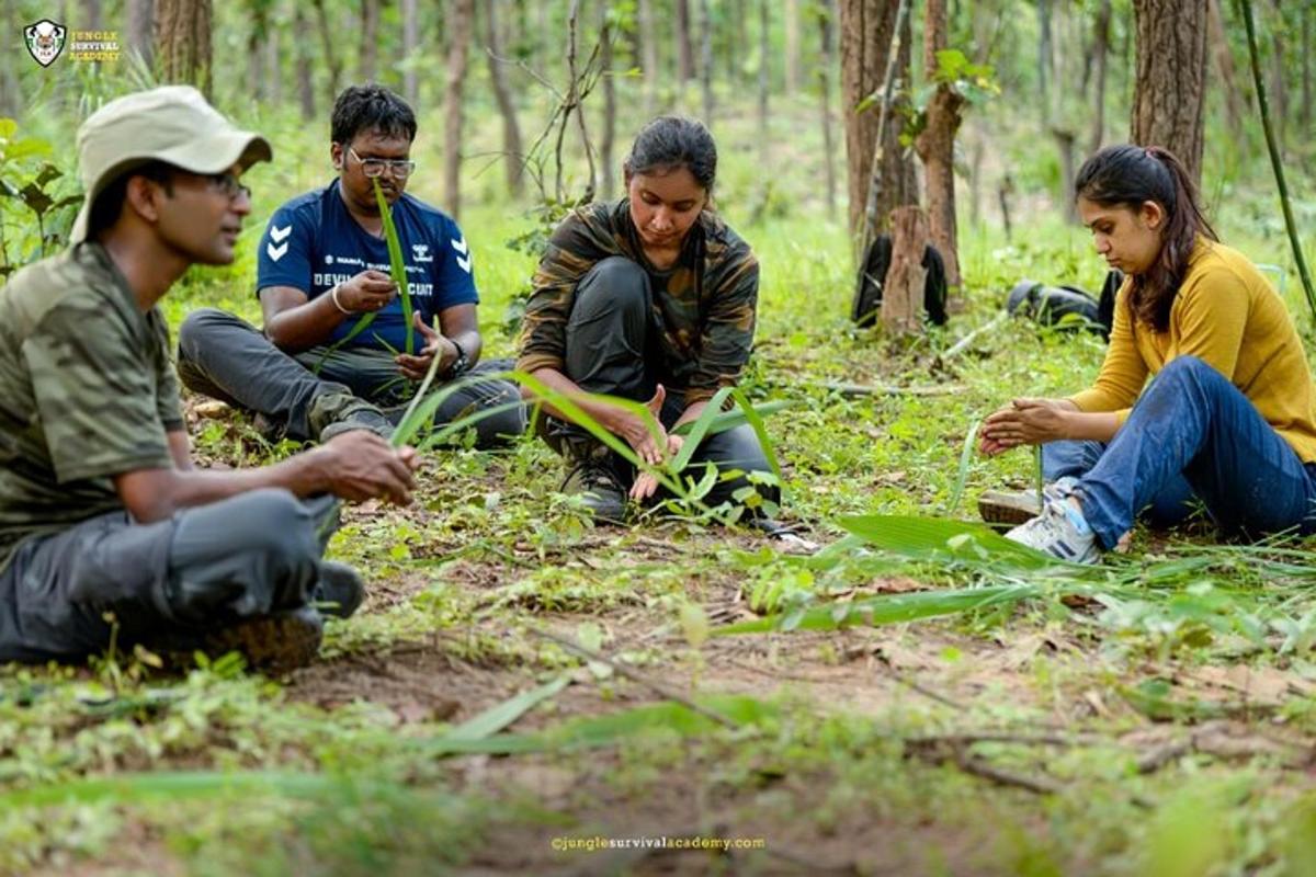 sekumpulan lelaki duduk di dalam hutan
