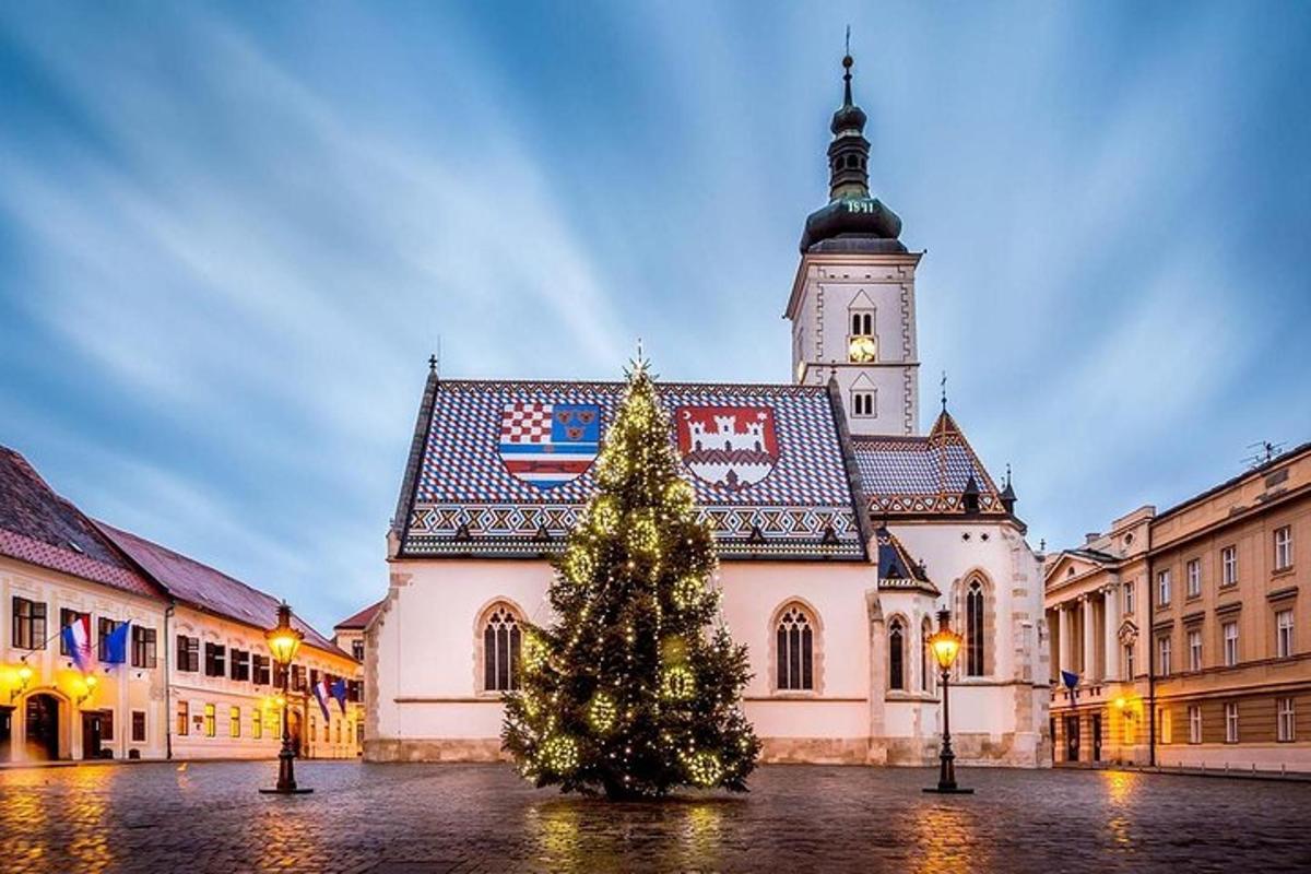 jõulupuu kellatorniga hoone ees