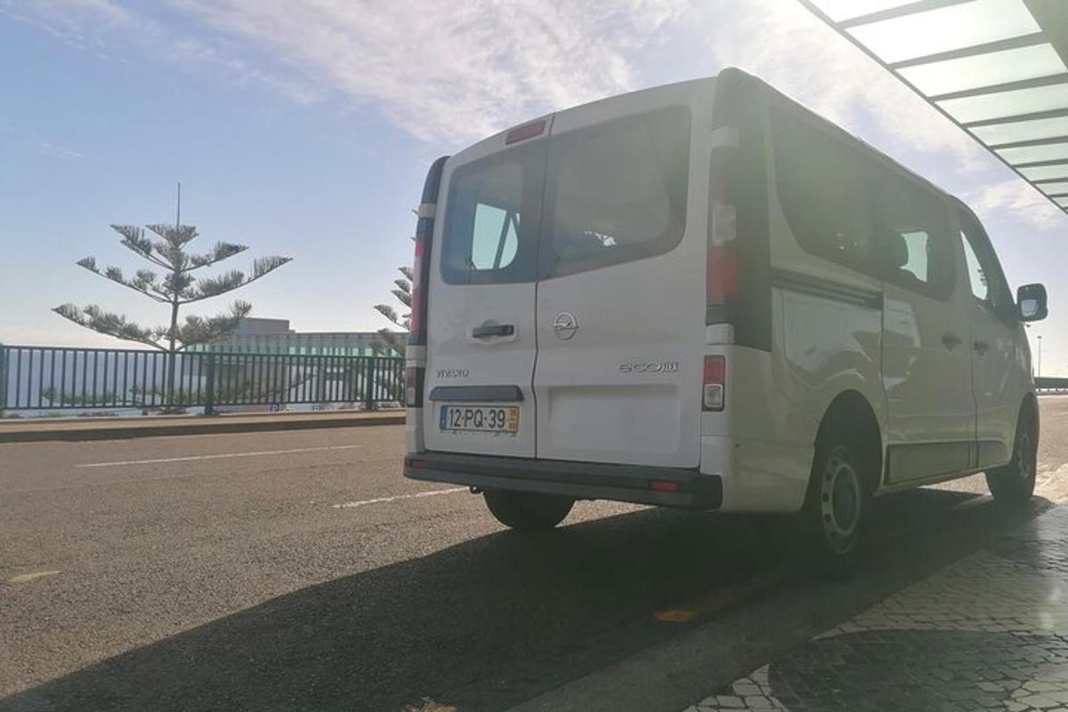 egy fehér furgon parkolt az út szélén