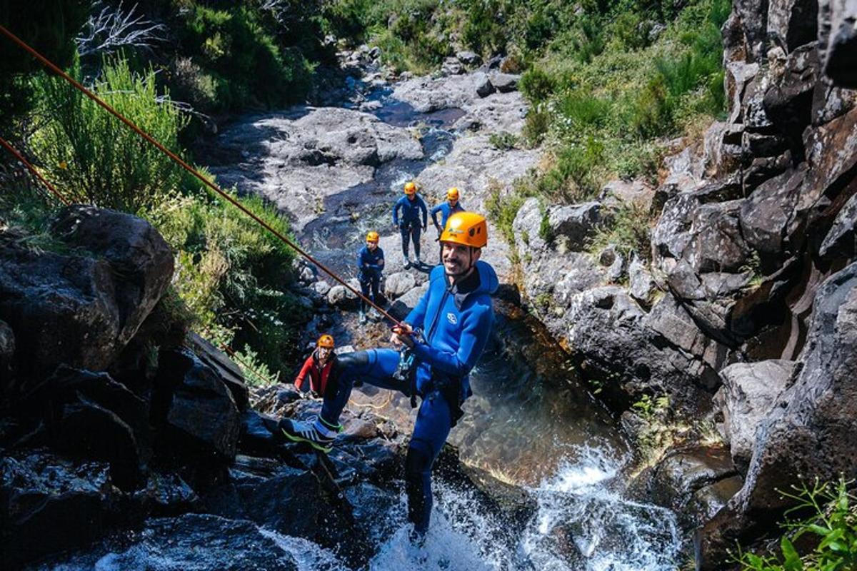 sekumpulan orang menyeberangi sungai dengan zip