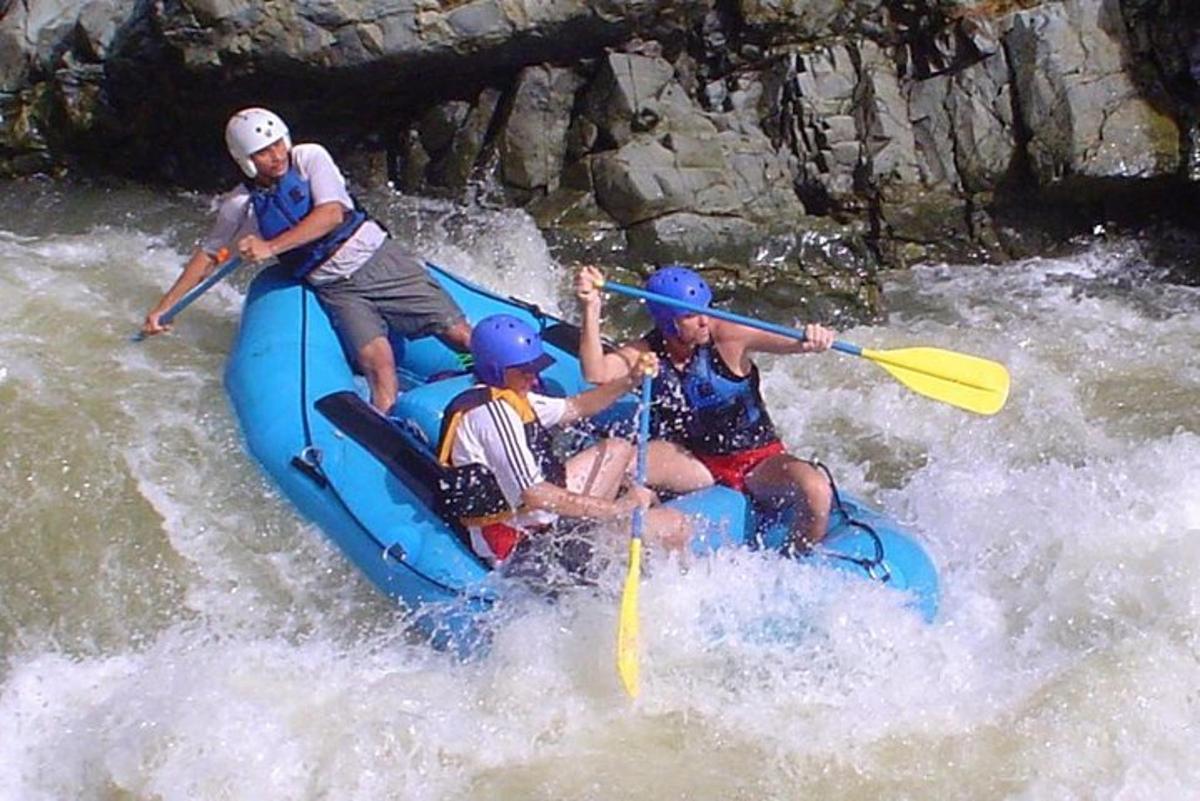 un grupo de personas en una balsa en el agua