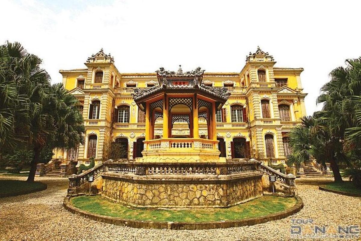 un grande edificio con una fontana di fronte