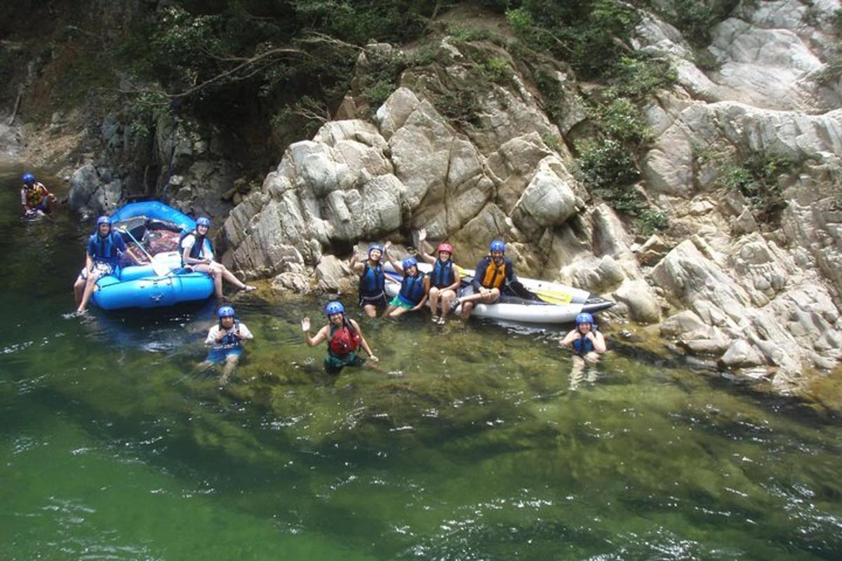 un grupo de personas en el agua con balsas