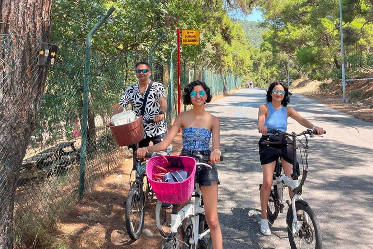 Un grupo de tres personas andando en bicicleta por una calle.