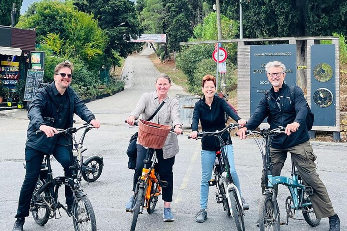 Un grupo de personas andando en bicicleta por una calle.