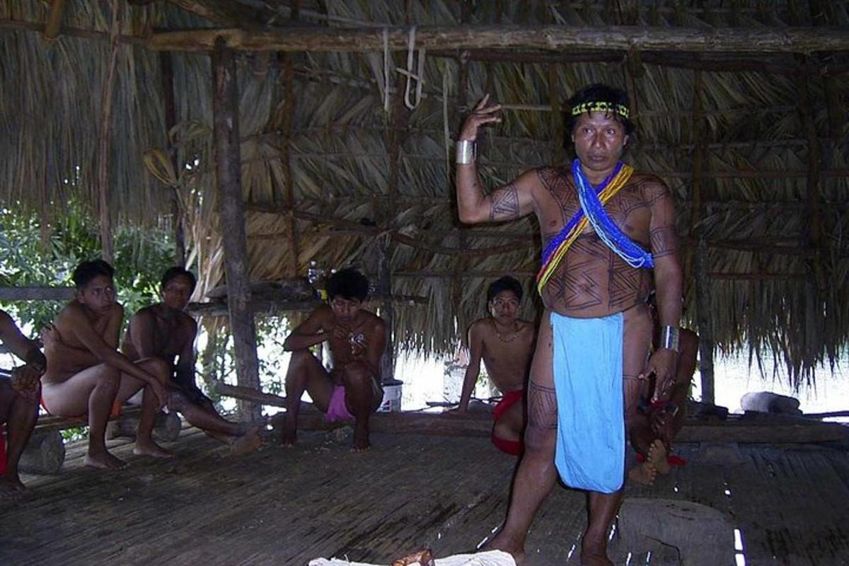 Un hombre parado frente a un grupo de personas