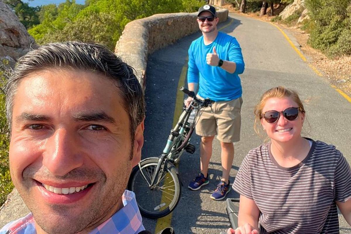 Un hombre y una mujer de pie junto a una bicicleta