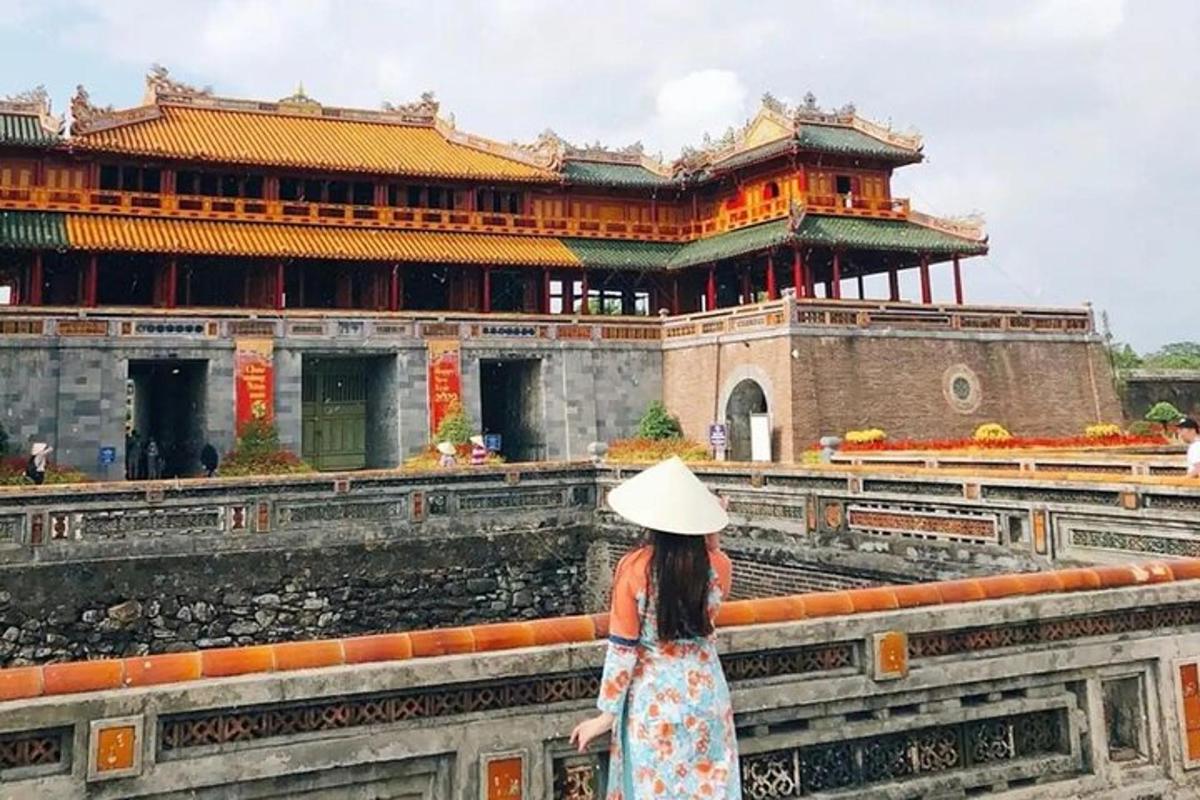 una donna con un cappello che guarda un edificio