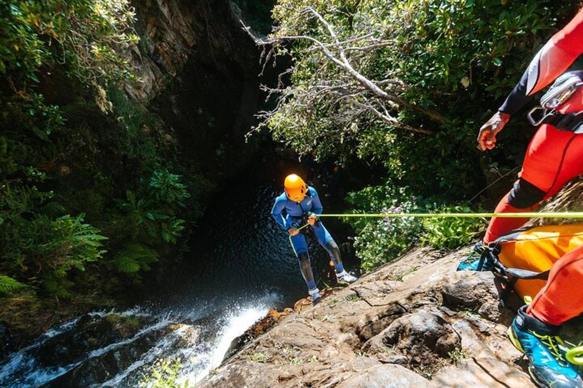 seorang lelaki sedang menyeberangi sungai dengan zip