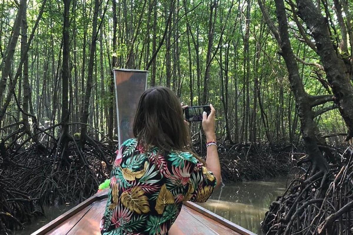 žena fotící les fotoaparátem